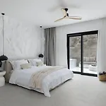 Whiteart Aparthotel 4*